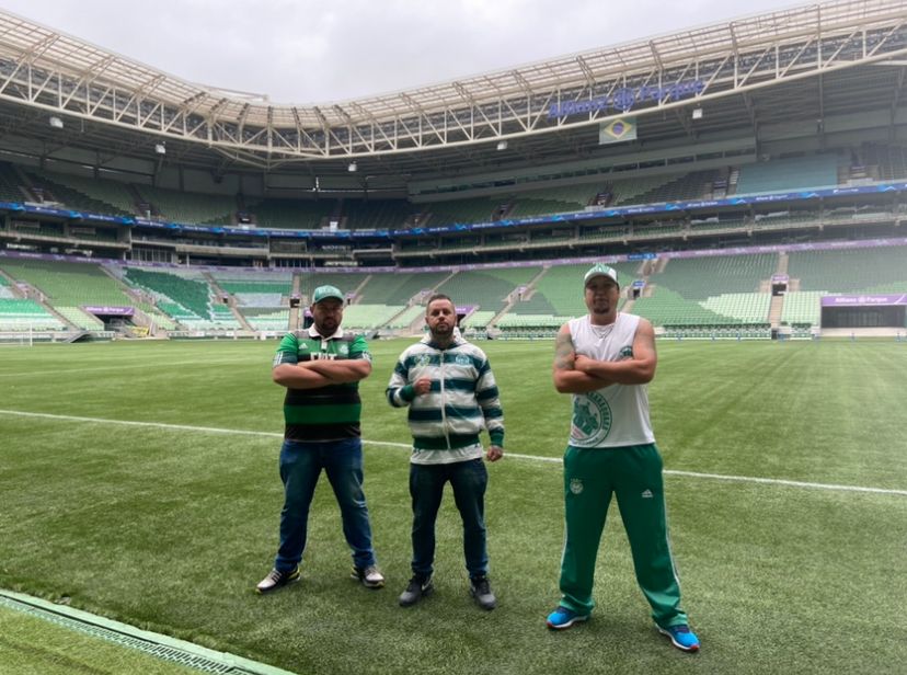 Foto 2 de 4 — Membros da Mancha Verde Araraquara ajudam na montagem de mosaico no Allianz Parque